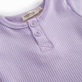 Kortærmet baby modal bodystocking med stolpe knaplukning i lilla nuance