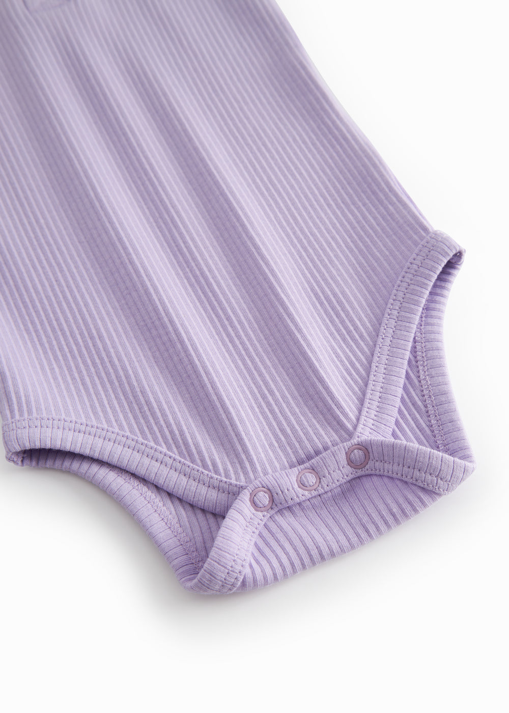 Kortærmet baby modal bodystocking med stolpe knaplukning i lilla nuance