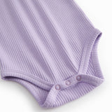 Kortærmet baby modal bodystocking med stolpe knaplukning i lilla nuance