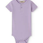 Kortærmet baby modal bodystocking med stolpe knaplukning i lilla nuance