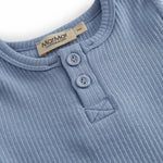 Lyseblå kortærmet baby bodystocking med stolpe knaplukning