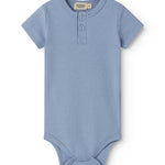 Lyseblå kortærmet baby bodystocking med stolpe knaplukning