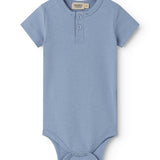 Lyseblå kortærmet baby bodystocking med stolpe knaplukning