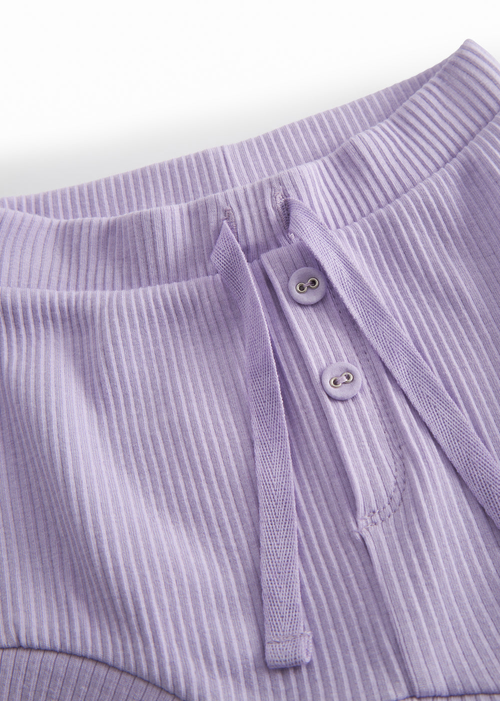 Lilla baby bloomers med stolpe knaplukning og et pyntebånd i livet