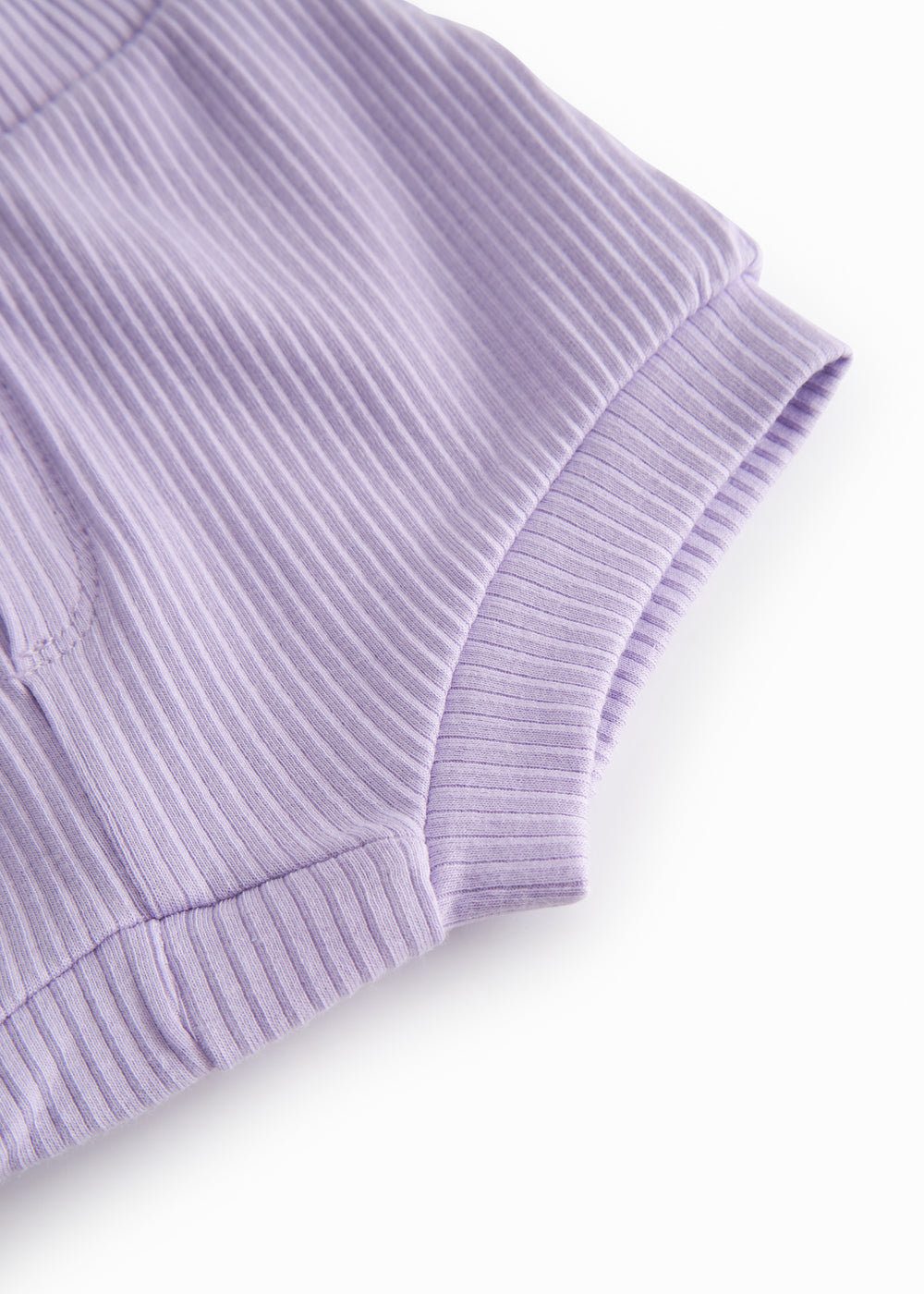 Lilla baby bloomers med stolpe knaplukning og et pyntebånd i livet