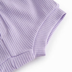 Lilla baby bloomers med stolpe knaplukning og et pyntebånd i livet