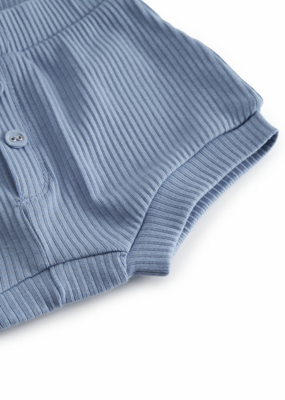 Lyseblå baby bloomers med stolpe knaplukning