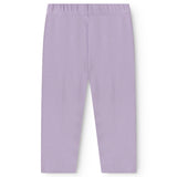 Lilla baby bukser med elastik og et pyntebånd i livet