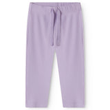 Lilla baby bukser med elastik og et pyntebånd i livet