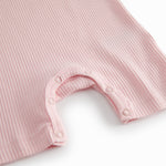 Kortærmet baby modal romper med korte ben i lyserød nuance