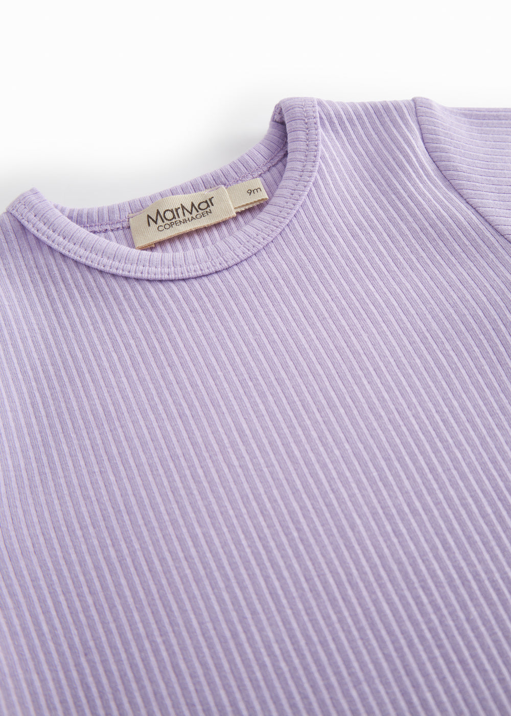 Kortærmet lilla baby romper i ribstrikket modal med korte ben