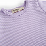 Kortærmet lilla baby romper i ribstrikket modal med korte ben
