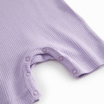 Kortærmet lilla baby romper i ribstrikket modal med korte ben