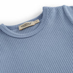 Kortærmet baby modal romper med korte ben i lyseblå nuance