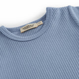 Kortærmet baby modal romper med korte ben i lyseblå nuance