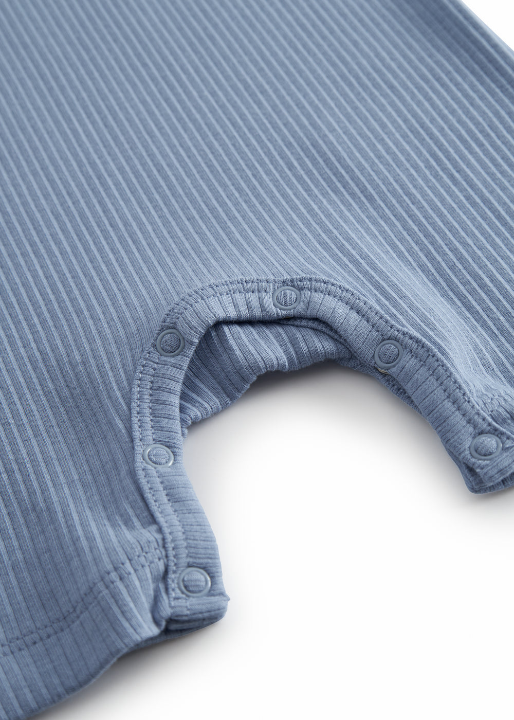 Kortærmet baby modal romper med korte ben i lyseblå nuance