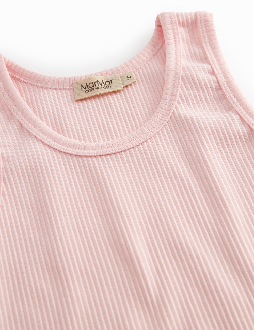 Undertrøje uden ærmer i lyserød ribstrikket modal til børn 