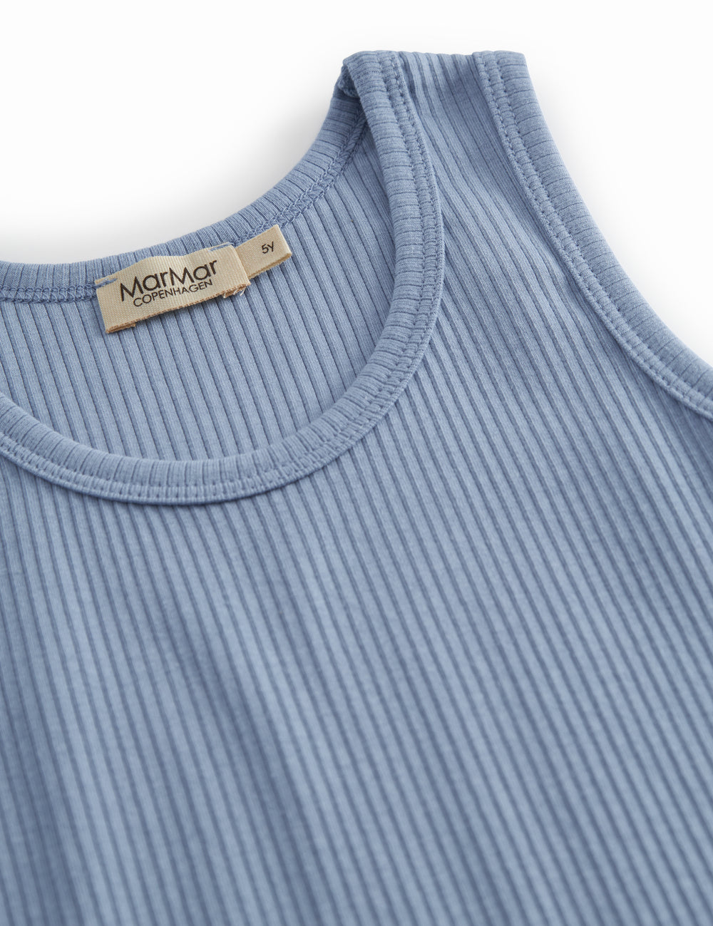 Undertrøje uden ærmer i lyseblå ribstrikket modal til børn 
