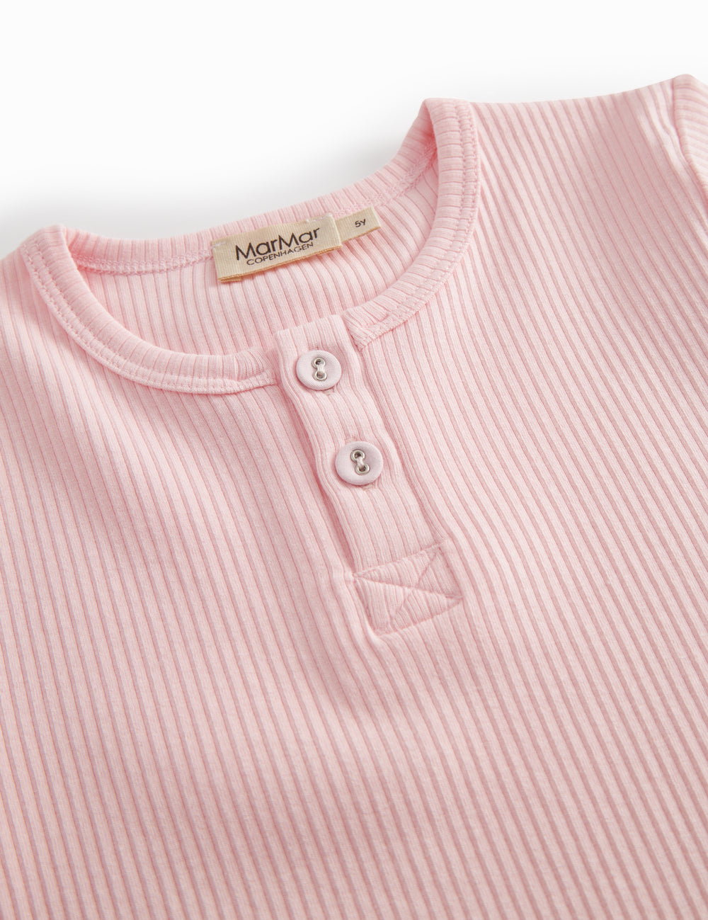Kortærmet lyserød modal t-shirt til børn med stolpe knaplukning