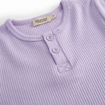 Kortærmet modal ribstrikket t-shirt til børn i lila nuance med stolpe knaplukning