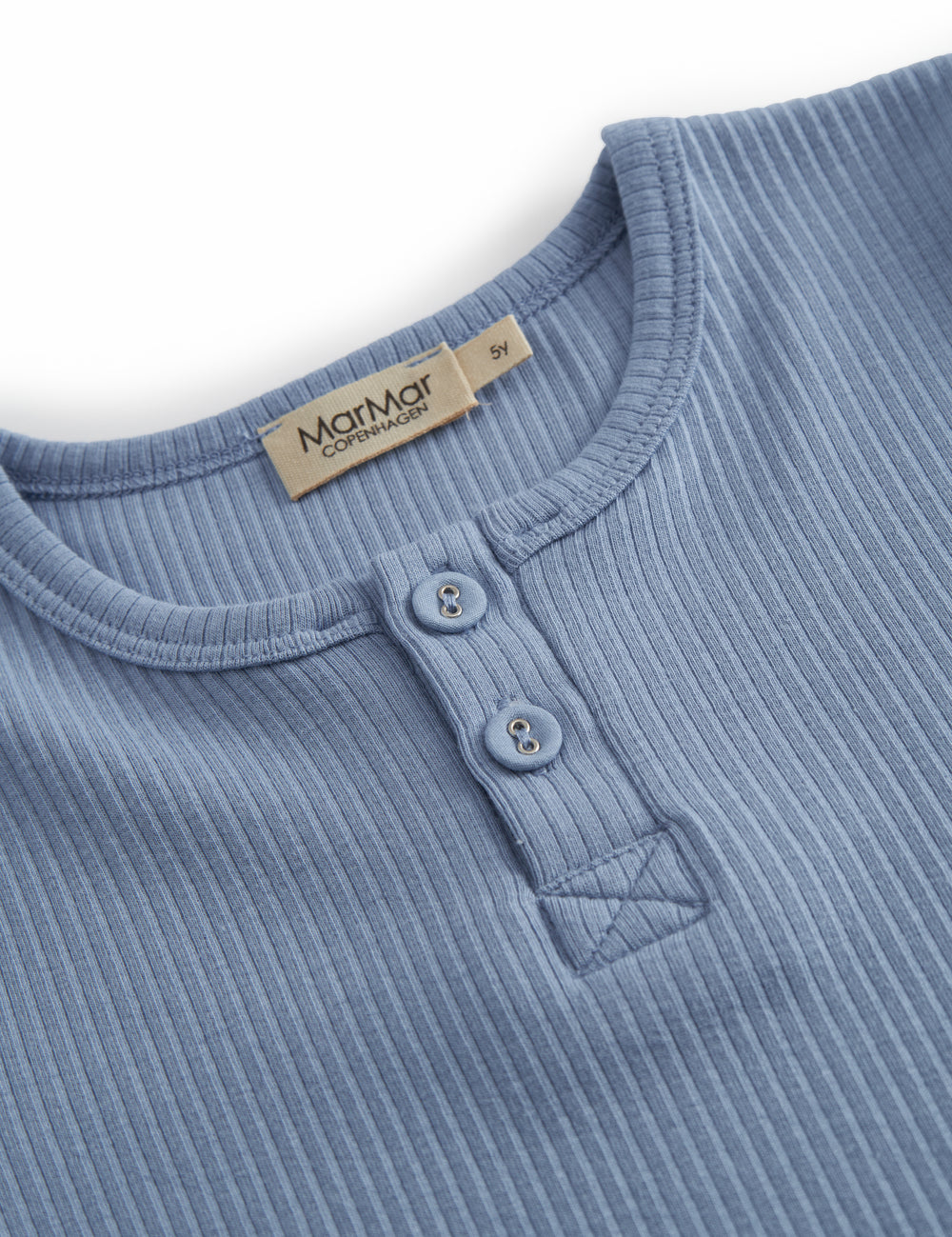 Kortærmet lyseblå modal t-shirt til børn med stolpe knaplukning