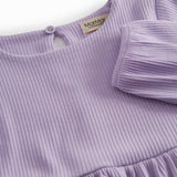 Lilla langærmet ribstrikket kjole til børn.