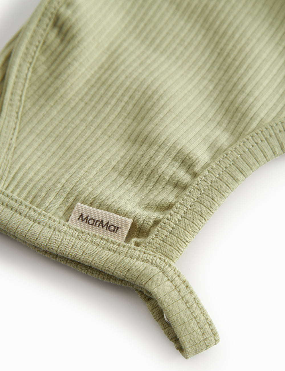 Lysegrøn baby modal hue med trykknap