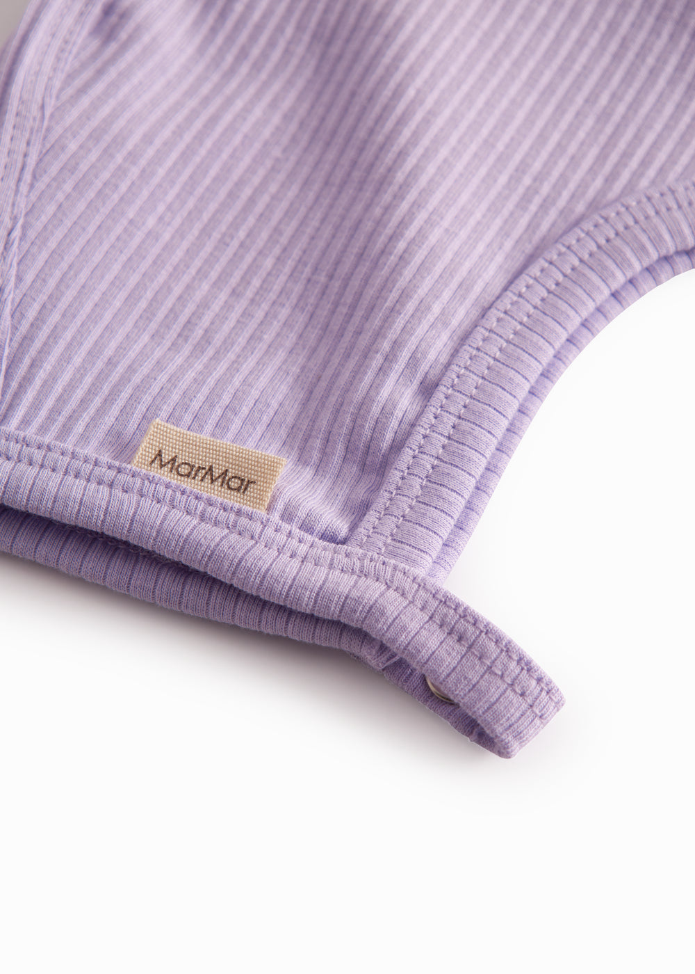 Lilla ribstrikket hue til baby