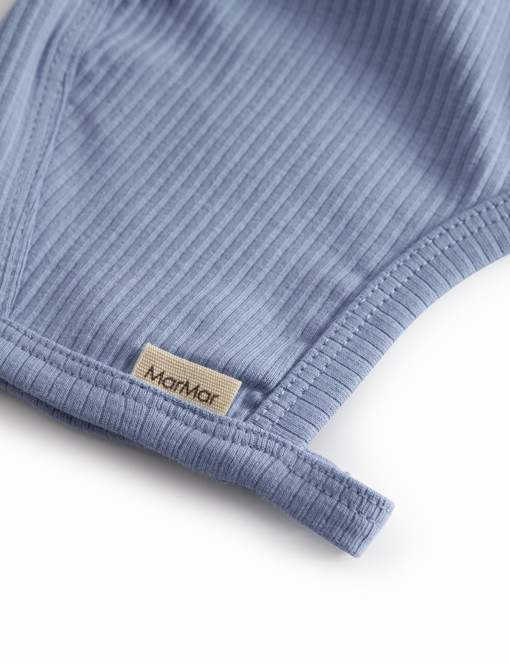 Lyseblå baby modal hue med trykknap