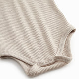 Kortærmet baby modal bodystocking med stolpe knaplukning