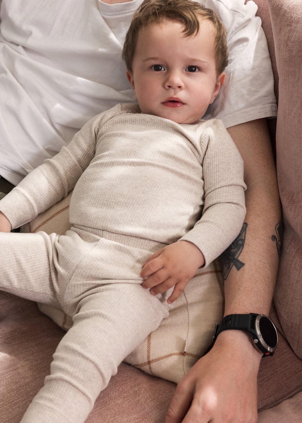 Baby iført beige langærmet modal  bodystocking