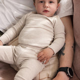Baby iført beige modal leggings og matchende body