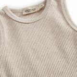 Beige ribstrikket baby bodystocking uden ærmer