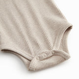 Beige ribstrikket baby bodystocking uden ærmer