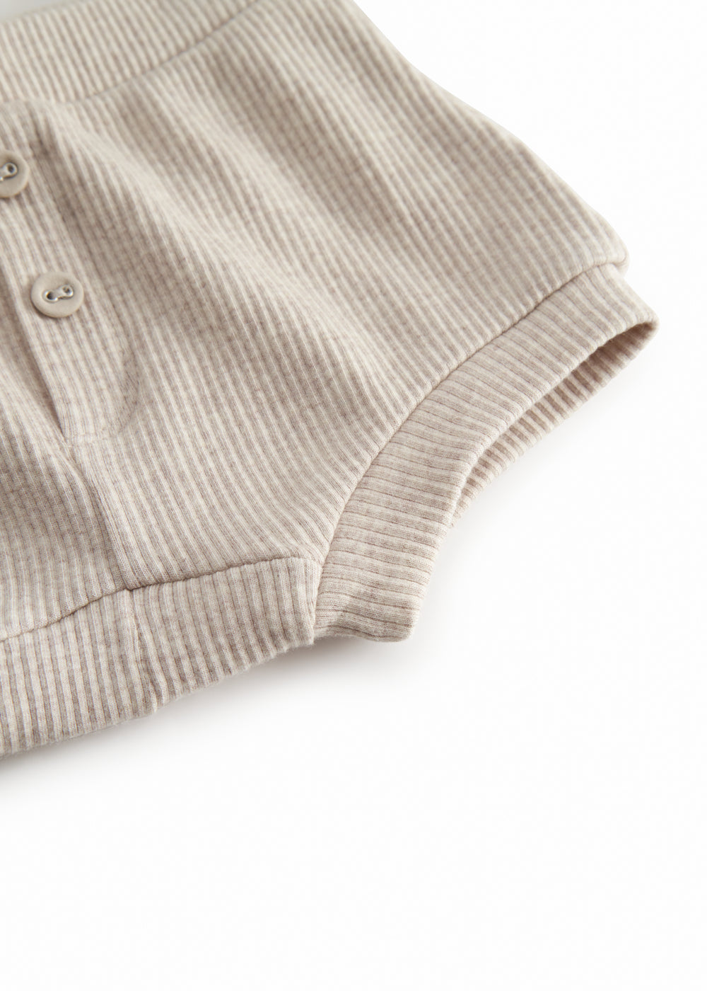 Beige baby bloomers med stolpe knaplukning og et pyntebånd i livet