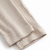 beige baby bukser med elastik og et pyntebånd i livet