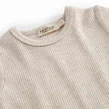 Kortærmet beige baby modal romper med korte ben