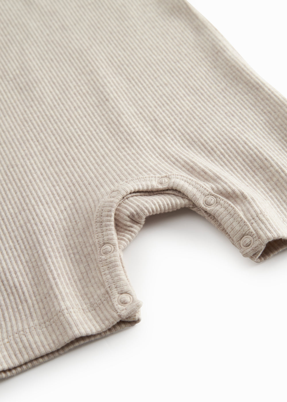 Kortærmet beige baby modal romper med korte ben