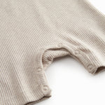 Kortærmet beige baby modal romper med korte ben