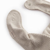 Beige baby salvesmæk som lukkes med trykknap