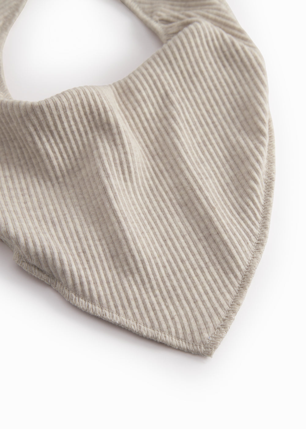 Beige baby salvesmæk som lukkes med trykknap