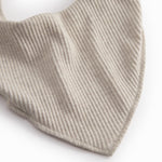 Beige baby salvesmæk som lukkes med trykknap