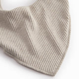 Beige baby salvesmæk som lukkes med trykknap