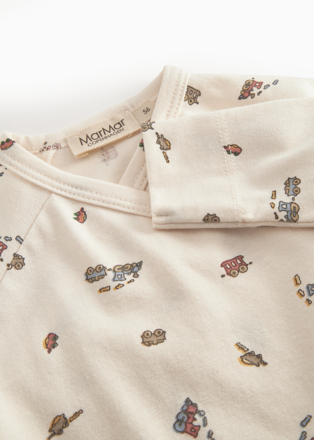 Langærmet bodystocking til nyfødt baby med slå-om-lukning og tog motif