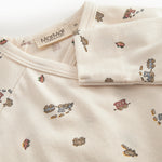 Langærmet bodystocking til nyfødt baby med slå-om-lukning og tog motif