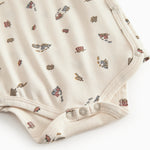 Langærmet bodystocking til nyfødt baby med slå-om-lukning og tog motif