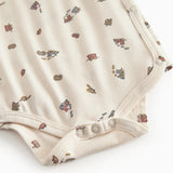 Langærmet bodystocking til nyfødt baby med slå-om-lukning og tog motif