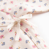 Langærmet bodystocking til nyfødt baby med slå-om-lukning og blomster