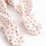 Langærmet heldragt med fødder og blomster mønster til nyfødt baby