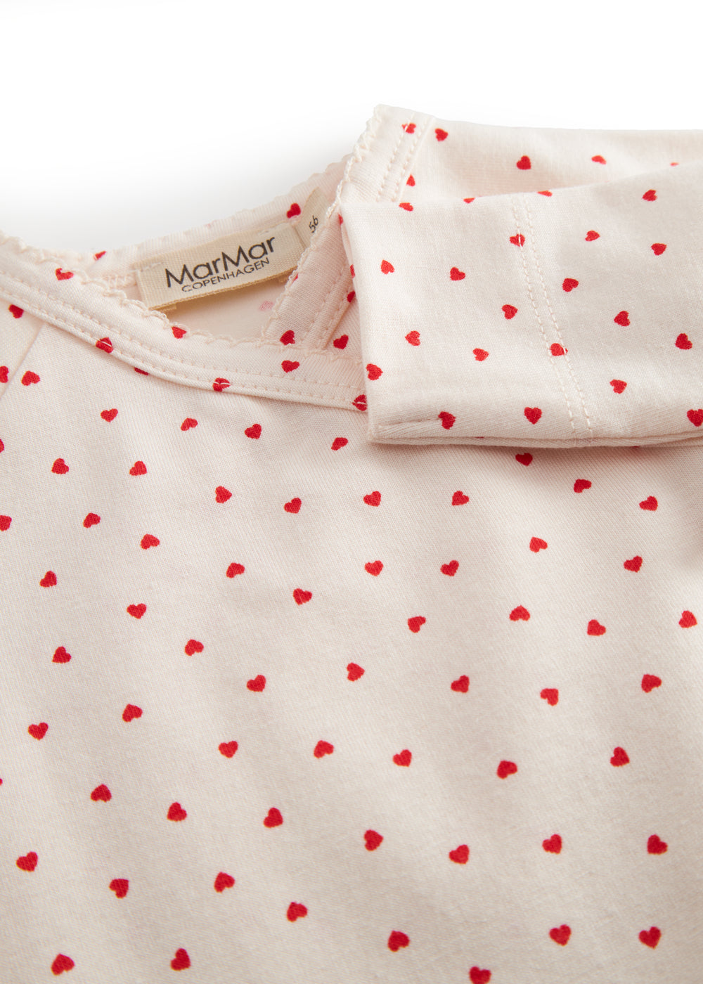 Langærmet baby heldragt med fødder, fint hjerte print og picotkanter